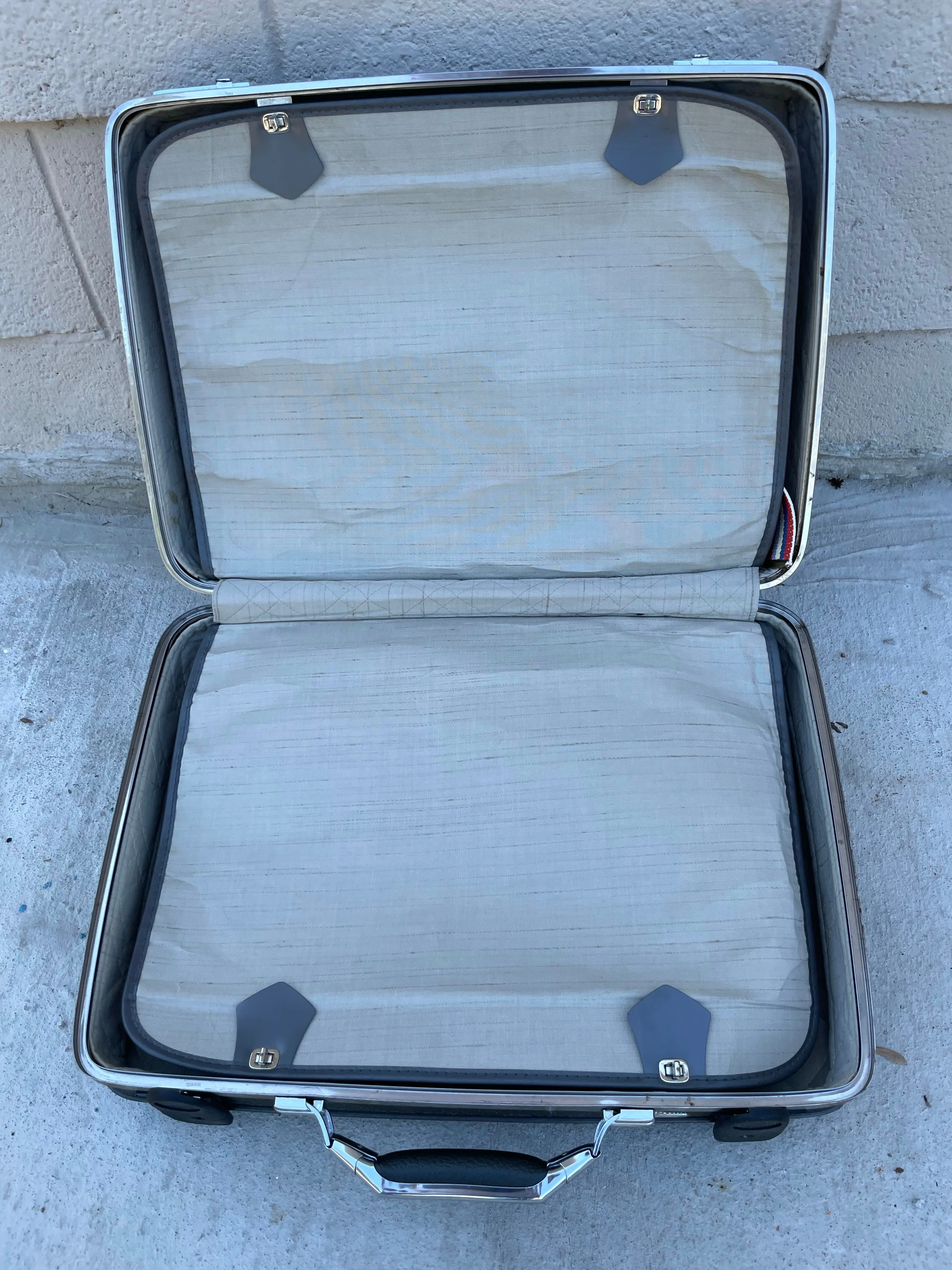 ~ Vintage AMERICAN TOURIST Tiara Travel Suitcase Gray Hard Case