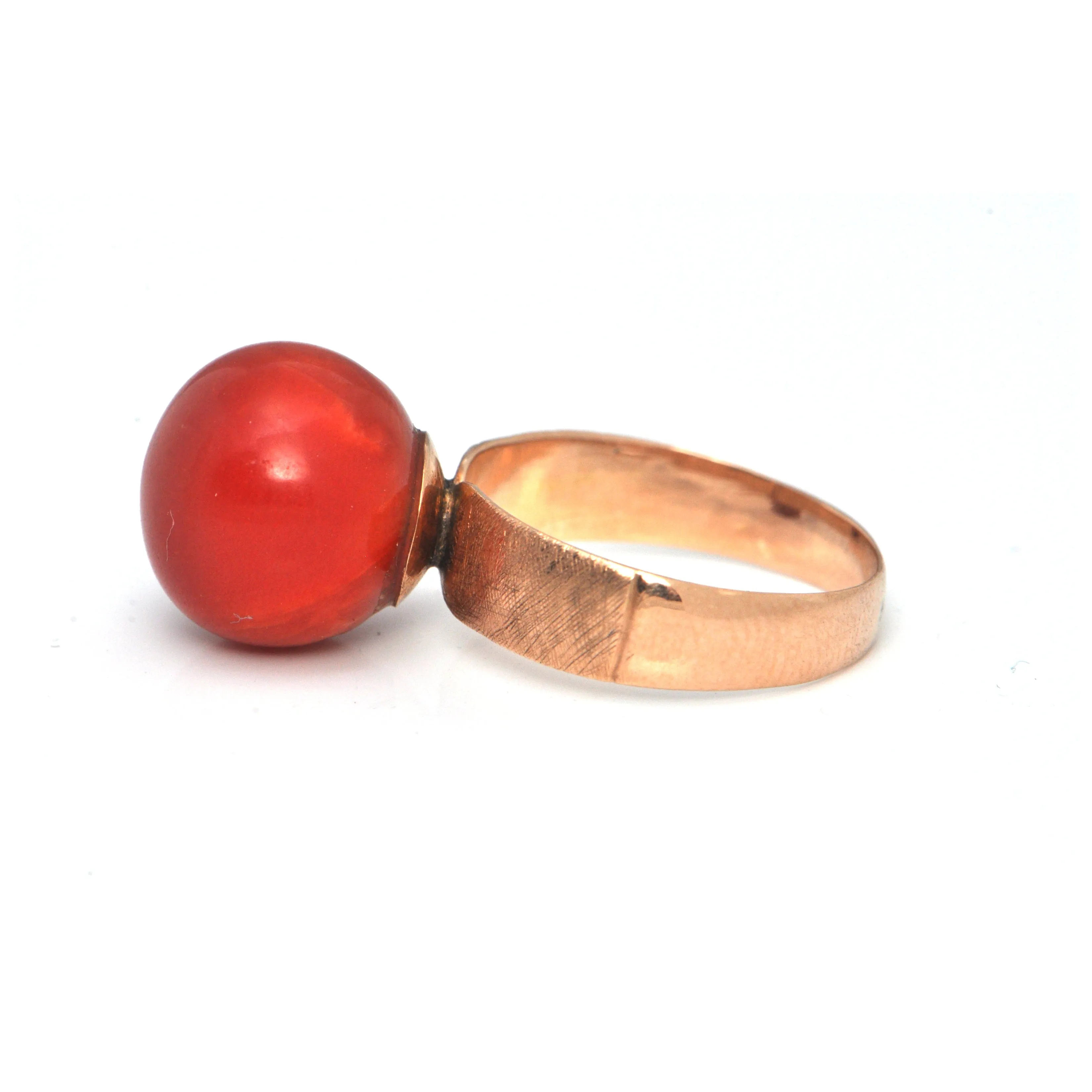 Antique Coral 18K Gold Ring